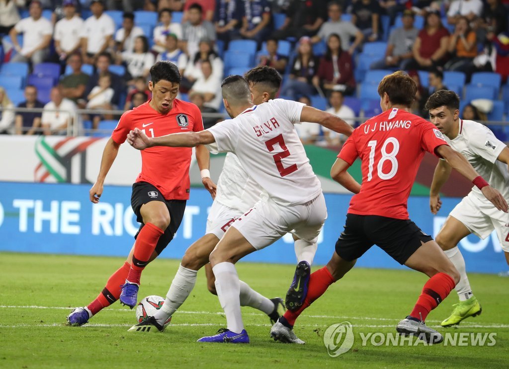 South Korea's Hwang Hee-chan (L) controls the ball during a Group C match against the Philippines at the AFC Asian Cup at Al Maktoum Stadium in Dubai, the United Arab Emirates, on Jan. 7, 2019. (Yonhap)