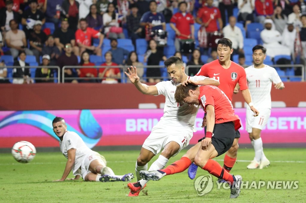 South Korea's Hwang Ui-jo (R) attempts for a goal against the Philippines during a Group C match at the AFC Asian Cup at Al Maktoum Stadium in Dubai, the United Arab Emirates, on Jan. 7, 2019. (Yonhap)
