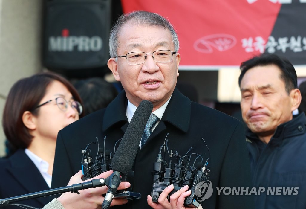 Former Supreme Court Chief Justice Yang Sung-tae (C) answers questions from reporters in front of the top court building in southern Seoul on Jan. 11, 2019, ahead of his questioning by the prosecution over power abuse allegations. (Yonhap) 