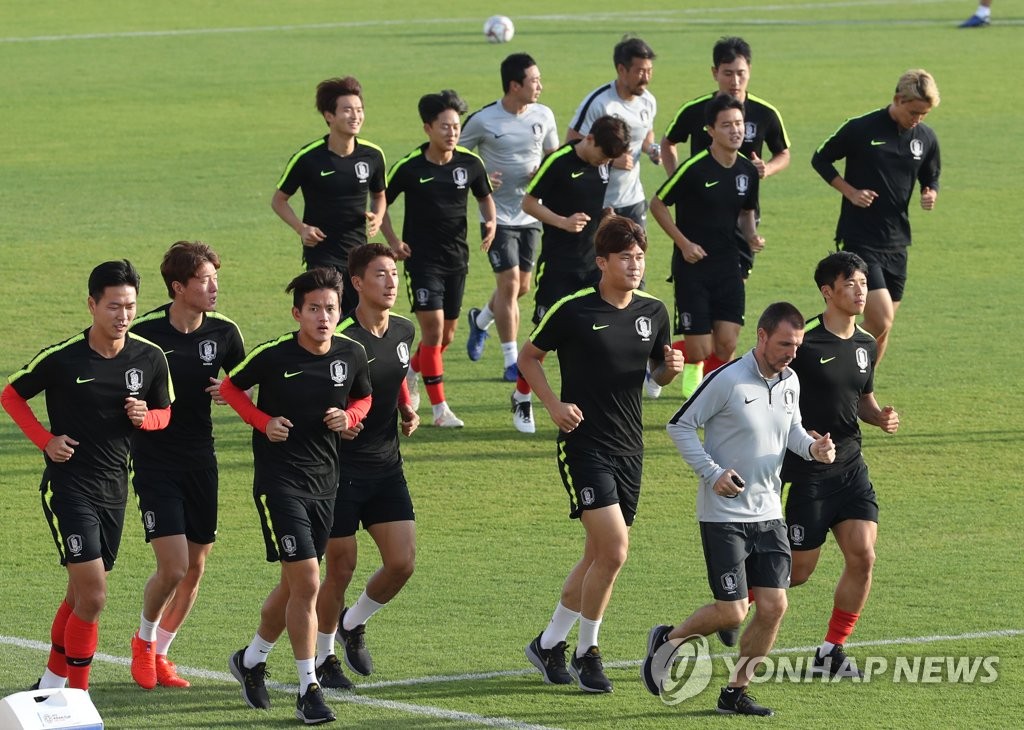 South Korea national football team players and coaches train at a football field at New York University Abu Dhabi to prepare for their AFC Asian Cup Group C match against China in the United Arab Emirates on Jan. 13, 2019. (Yonhap)