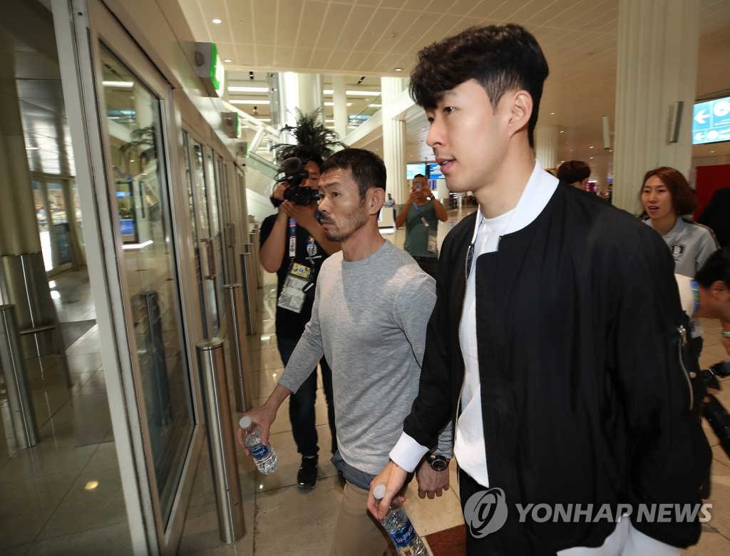 아버지와 함께 두바이 도착한 손흥민