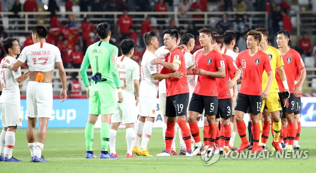 Players of South Korea (in red) and China acknowledge each other after South Korea's 2-0 victory in their Group C match at the Asian Football Confederation (AFC) Asian Cup at Al Nahyan Stadium in Abu Dhabi on Jan. 16, 2019. (Yonhap)