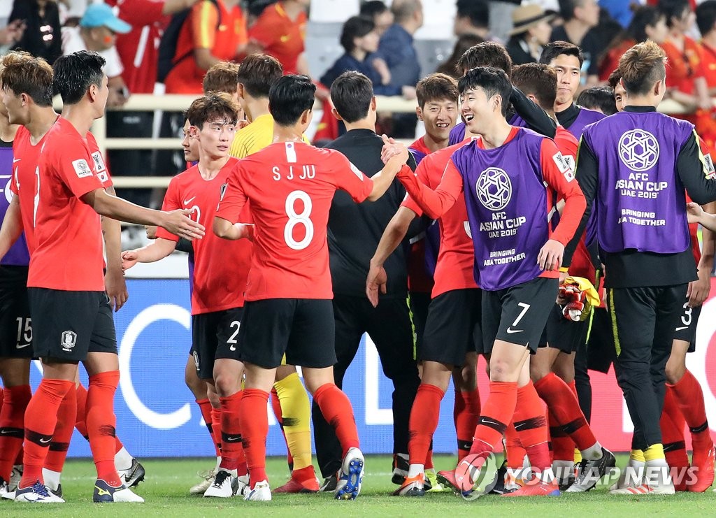 South Korean players celebrate their 2-0 victory over China in Group C action at the Asian Football Confederation (AFC) Asian Cup at Al Nahyan Stadium in Abu Dhabi on Jan. 16, 2019. (Yonhap)