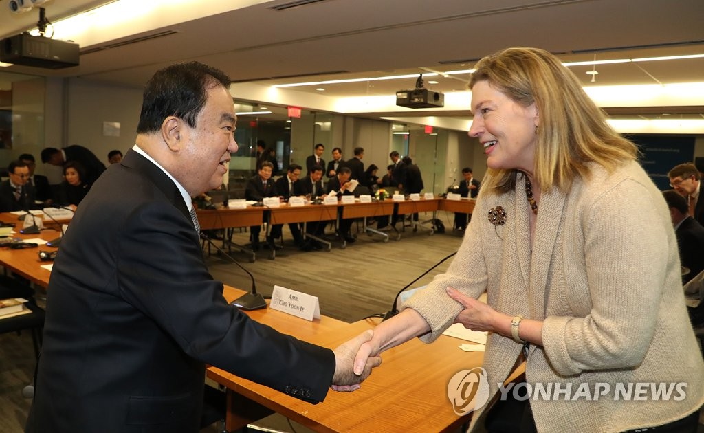 문의장 '캐슬린 스티븐슨 전 주한 미국 대사와 반갑게'