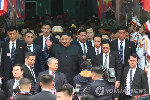 歓迎に応える金正恩氏