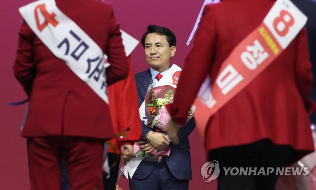 굳은 표정의 김진태 후보