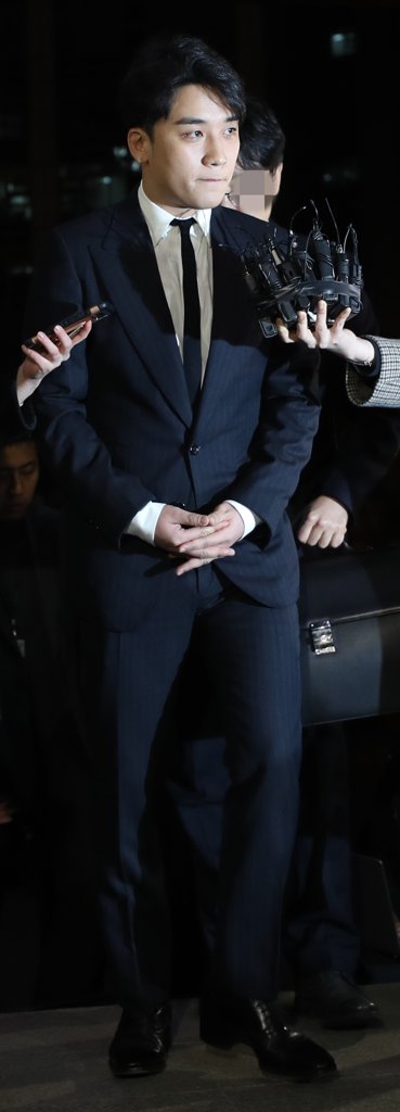 Seungri, a member of popular boy group Big Bang, appears before the Seoul Metropolitan Police Agency on Feb. 27, 2019 to face questioning on suspicions that he circulated narcotics and attempted to buy sexual services for potential foreign investors. (Yonhap)