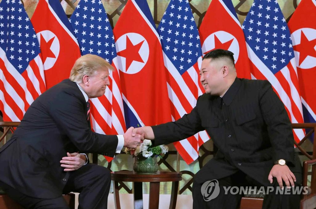 환하게 웃으며 악수하는 김정은과 트럼프