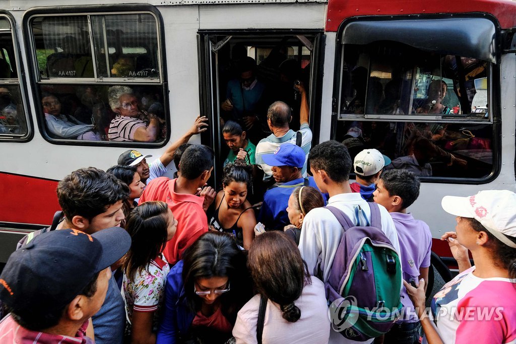 정전으로 '전철 대신 버스'에 몰린 베네수엘라인들 [AFP=연합뉴스]
