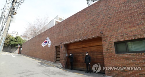 La policía vigila la casa del expresidente Lee