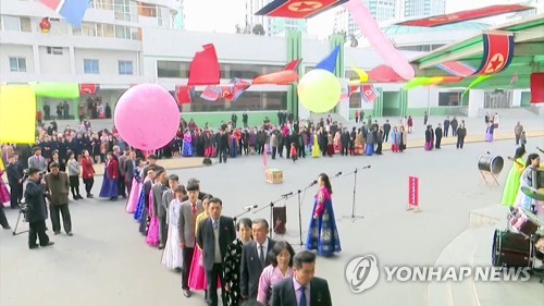 투표소에 줄을 서서 기다리는 북한 주민들