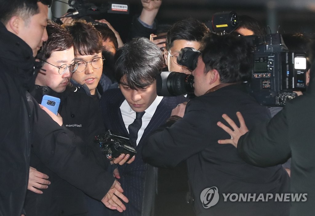 (LEAD) Police probing singer Seungri over alleged embezzlement, pimping