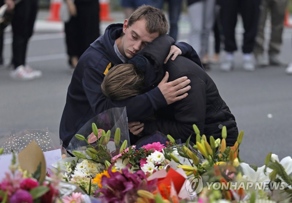 슬픔에 젖은 뉴질랜드 총격테러 희생자 추모객들 [AP=연합뉴스]