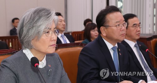 강경화 "지자체 日전범기업 제품 구매제한 조례 신중해야"