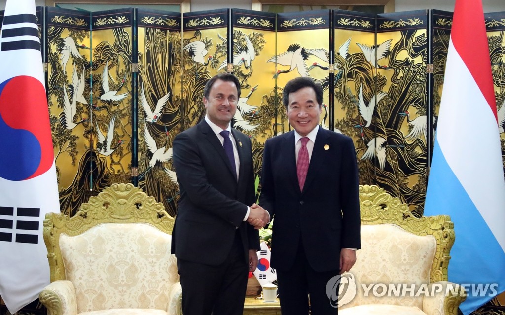 South Korean Prime Minister Lee Nak-yon (R) shakes hands with Luxembourg's Xavier Bettel on China's tropical island of Hainan on March 28, 2019, on the sidelines of the China-hosted Boao Forum for Asia. (Yonhap)