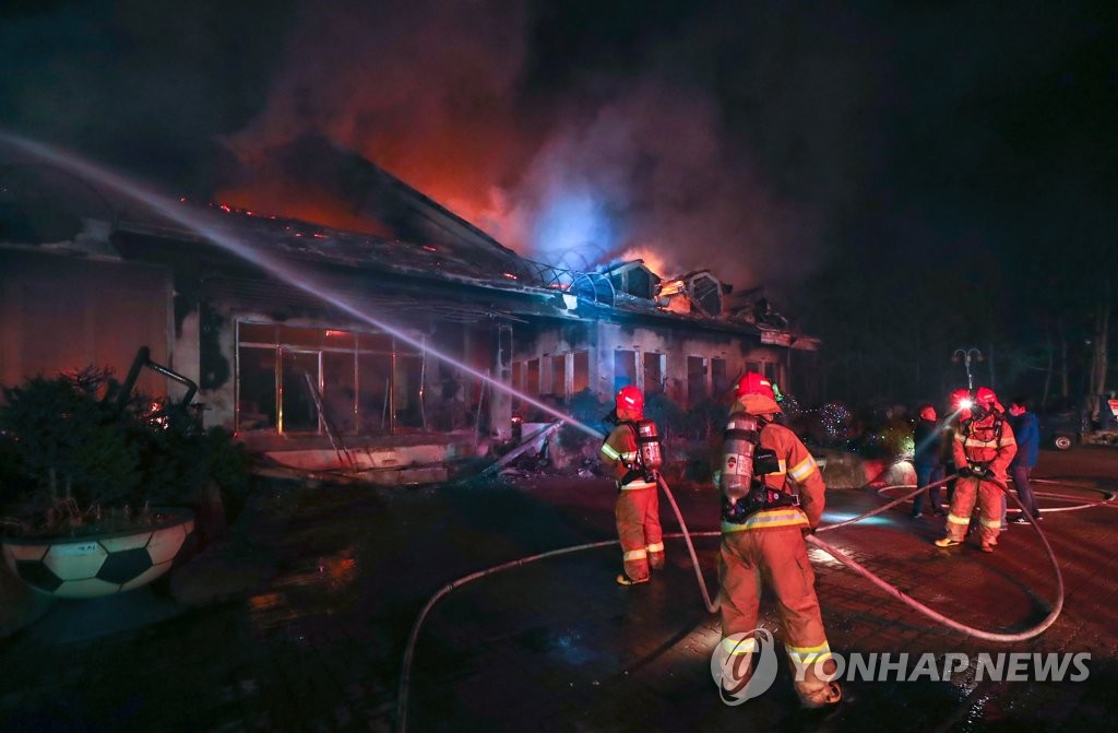 화재진압 위해 전국에서 모인 소방대원들