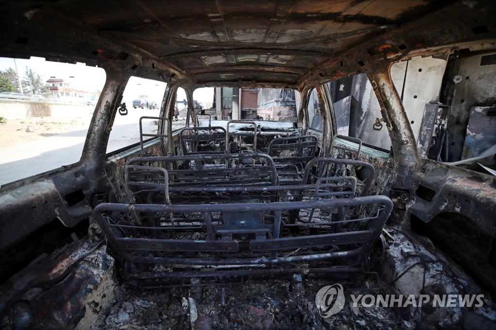 불길에 휩싸였던 차량