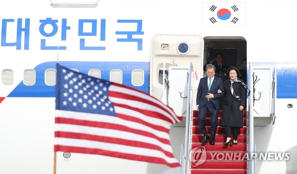 South Korean President Moon Jae-in (L) and his wife, Kim Jung-sook, make their way out of Korean Air Force One after arriving at Joint Base Andrews on April 10, 2019, for a two-day visit that will include a summit with U.S. President Donald Trump. (Yonhap)
