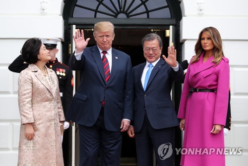 文大統領「近く南北首脳会談を推進」　韓米首脳会談で