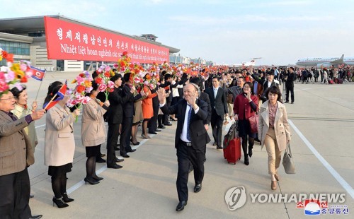 Vietnam art troupe visits NK