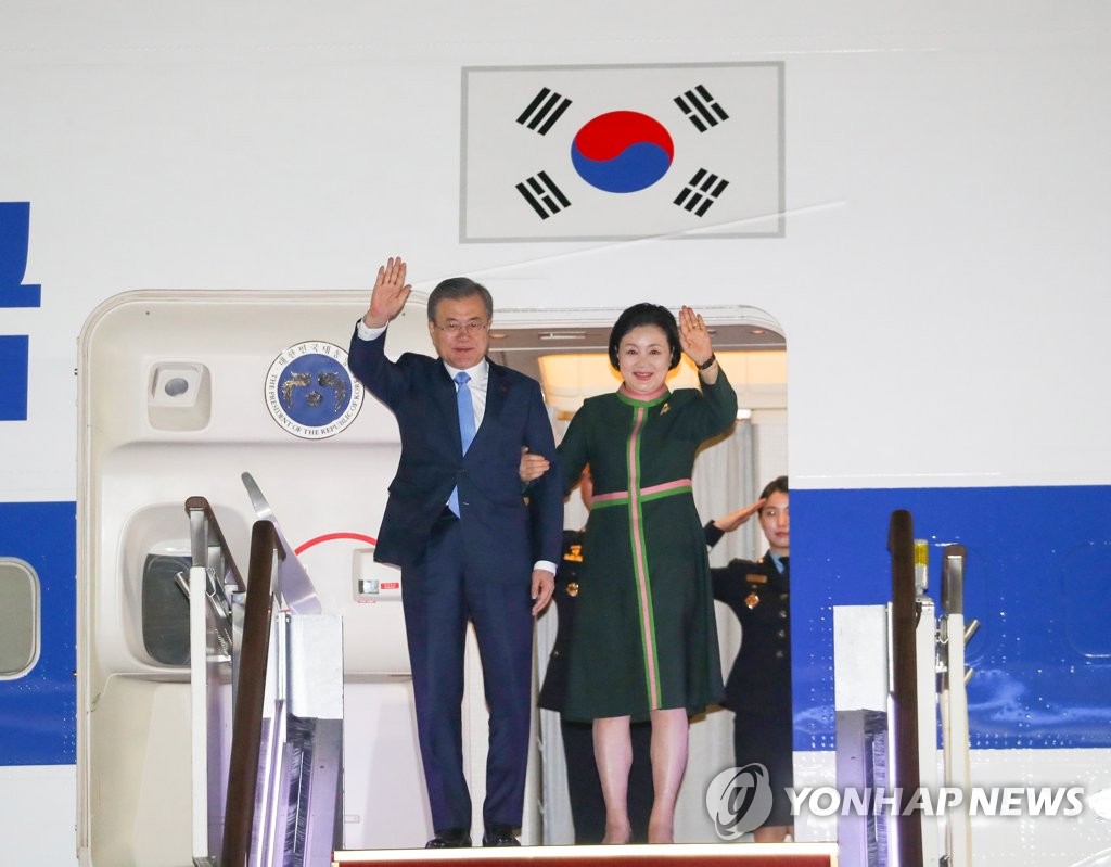 South Korean President Moon Jae-in (L) and first lady Kim Jung-sook wave as they arrive at Seoul Air Base in Seongnam, south of Seoul, on April 12, 2019, after a summit with U.S. President Donald Trump at the White House in Washington the previous day. (Yonhap)