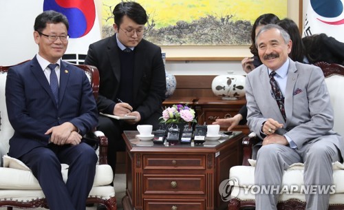 El ministro de Unificación se reúne con el embajador estadounidense