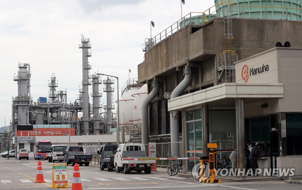 This file photo taken April 17, 2019, shows Hanwha Chemical Corp.'s plant in Yeosu, South Jeolla Province. (Yonhap)