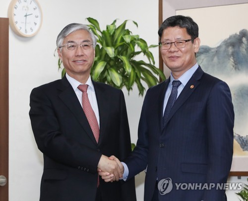 Unification minister meets Japanese envoy