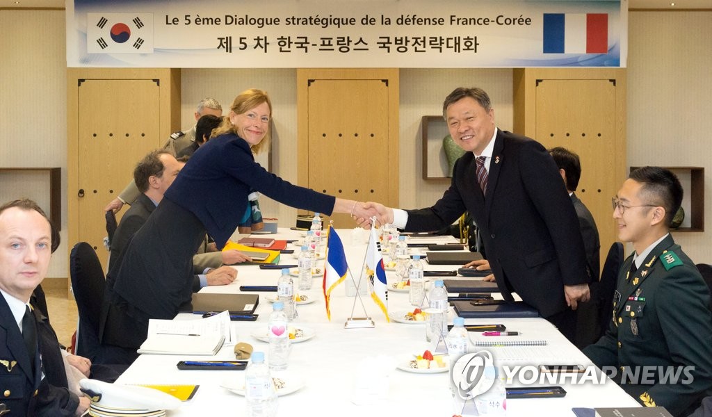 Chung Suk-hwan (R, standing), South Korea's deputy defense minister for policy, shakes hands with Alice Guitton, France's director-general for international relations and strategy, at the start of their regular strategic defense dialogue in Seoul on April 19, 2019, in this photo released by Seoul's defense ministry. (Yonhap)