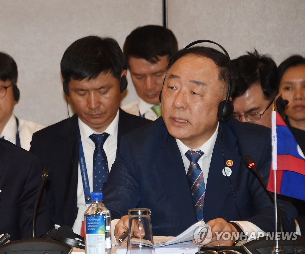 (2nd LD) S. Korea's economy to improve in second half: chief economic policymaker
