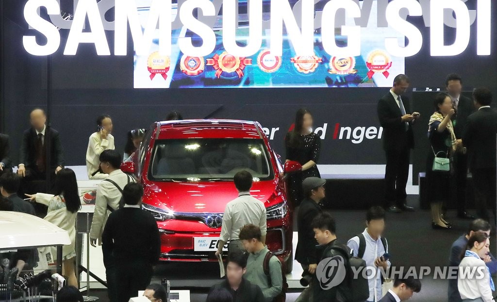 This file photo shows an exhibition booth of Samsung SDI Co., at an electric vehicle fair in Seoul on May 2, 2019. (Yonhap)