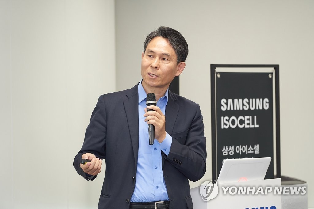 This image provided by Samsung Electronics Co. in 2019 shows Park Yong-in, a Samsung executive vice president who leads the company's sensor business, at an event in Seoul. (PHOTO NOT FOR SALE) (Yonhap)