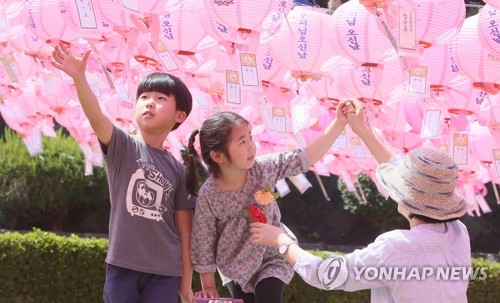 '30도' 여름날씨 속 부처님오신날…사찰 등 곳곳 나들이 인파