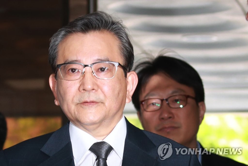 굳은 표정의 김학의