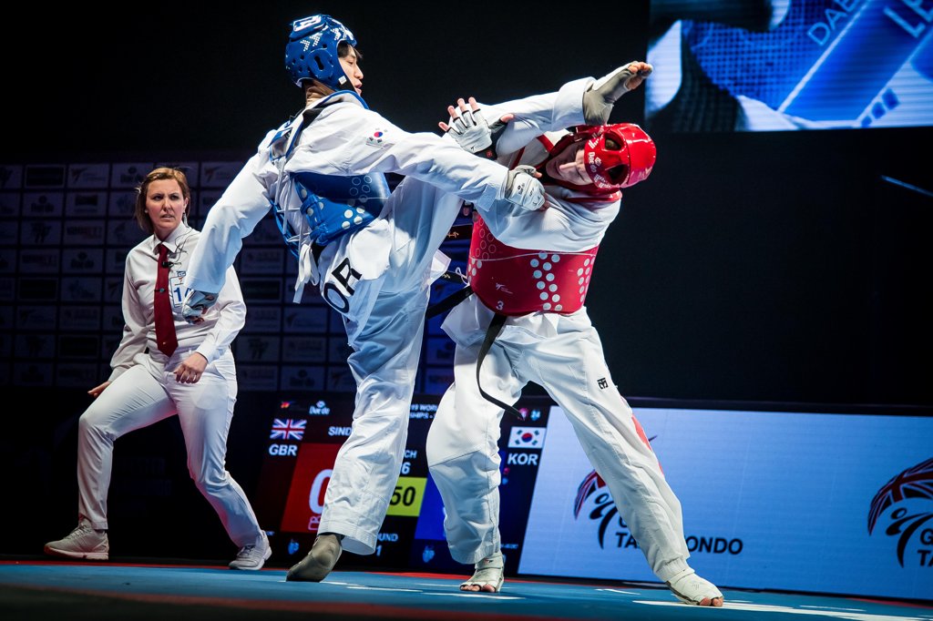 Le taekwondoïste sud-coréen Lee Dae-hoon (à g.) lors des Championnats du monde de taekwondo de 2019. (Photo fournie par la WT. Revente et archivage interdits) 