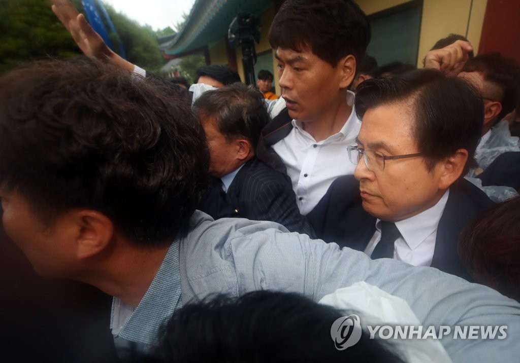 Hwang Kyo-ahn arrives at the National Cemetery for the May 18th Democratic Uprising in Gwangju amid a protest by activists on May 18, 2019. (Yonhap) 