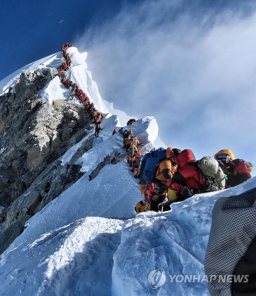 등반객들로 장사진 이룬 세계 최고봉 에베레스트 능선