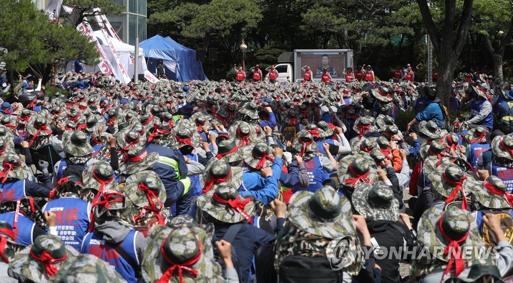 Unionized workers at Hyundai Heavy Industries Co. stage a sit-in protest in Ulsan on May 28, 2019, to oppose the company's shareholders meeting slated for Friday. (Yonhap)