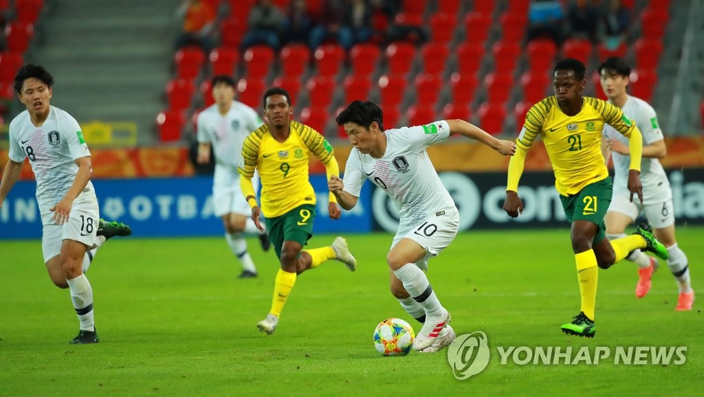 Lee Kang-in of South Korea (2nd from R) dribbles the ball past Oswin Appollis (No. 9) and Brendon Moloisane (No. 21) of South Africa in the teams' Group F match at the FIFA U-20 World Cup at Tychy Stadium in Tychy, Poland, on May 28, 2019. (Yonhap)