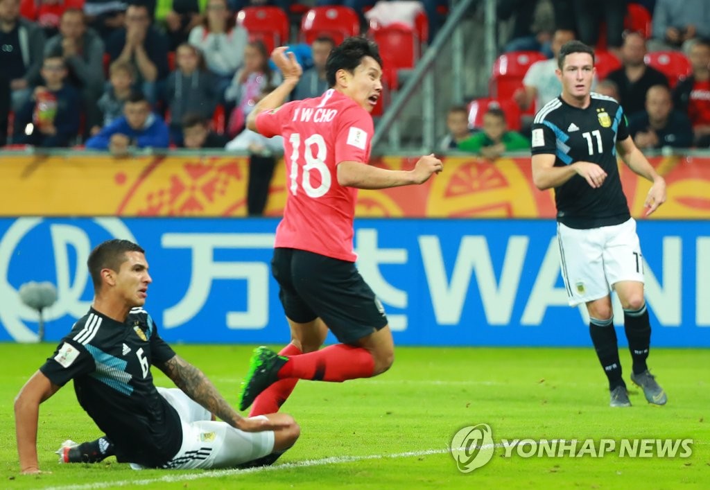 Cho Young-wook of South Korea (C) watches his goal against Argentina in the teams' Group F match at the FIFA U-20 World Cup at Tychy Stadium in Tychy, Poland, on May 31, 2019. (Yonhap)