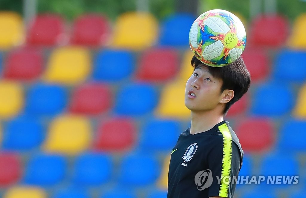 South Korean midfielder Lee Kang-in practices in Lublin, Poland, on June 2, 2019, ahead of the team's round of 16 match against Japan at the FIFA U-20 World Cup. (Yonhap)