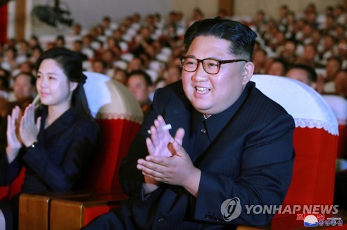 (LEAD) Kim Jong-un assiste à un spectacle avec son conseiller Kim Yong-chol sur fond de rumeurs de purge