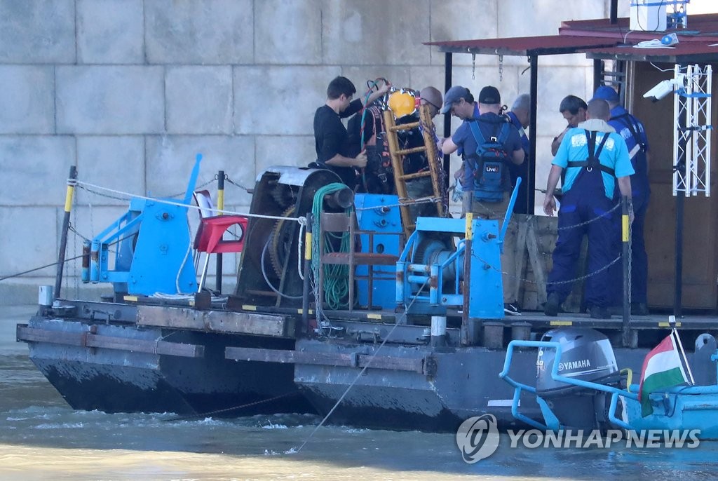 Hungarian divers get ready to go underwater in the Danube River in Budapest on June 3, 2019, as part of a test to see if they and Korean rescue team dispatched to the site can conduct underwater search operations to find the 21 missing victims in a deadly tourist boat sinking. (Yonhap)