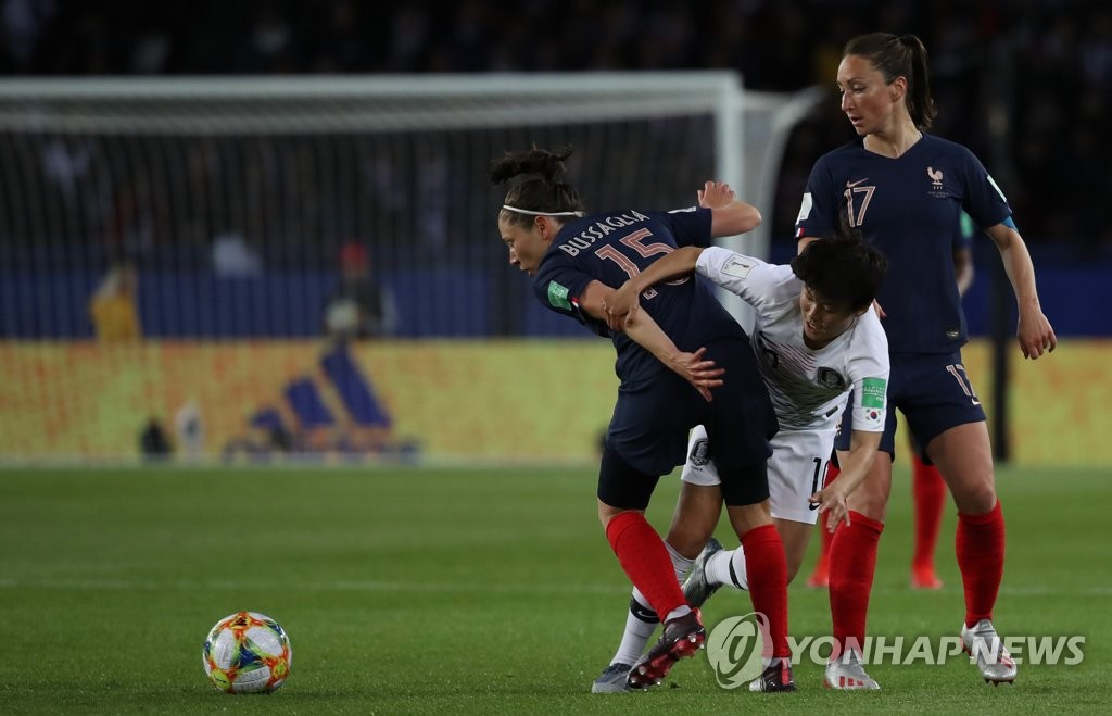 Ji So-yun of South Korea (C) is sandwiched by Elise Bussaglia (L) and Gaetane Thiney during their Group A match at the FIFA Women's World Cup at Parc des Princes in Paris on June 7, 2019. (Yonhap)