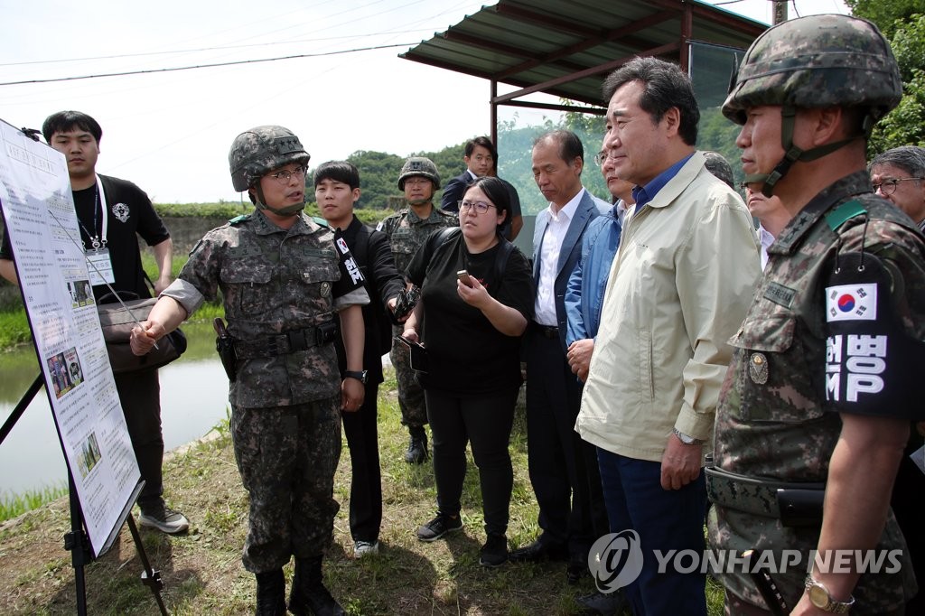 PM Lee visits pig farm near border with N. Korea
