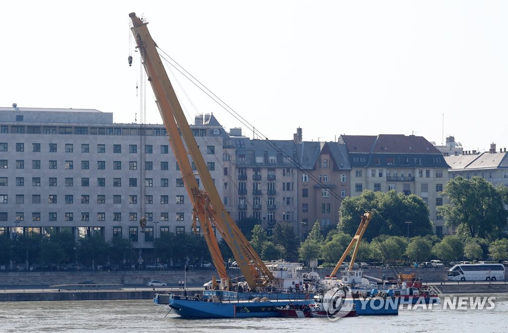 A floating crane is placed near Margit Bridge to prepare for raising the sunken Hableany tour boat on June 8, 2019. (Yonhap) 
