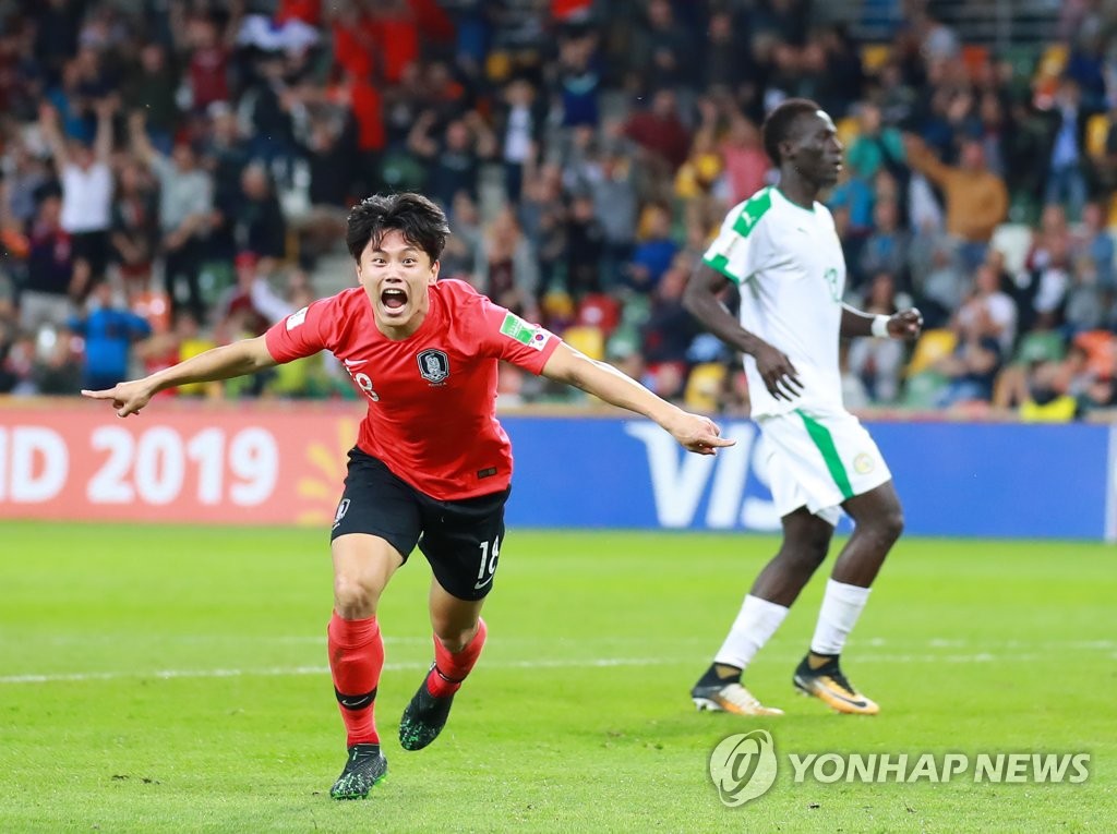 Cho Young-wook of South Korea (L) celebrates his extra-time goal against Senegal in the teams' quarterfinals match at the FIFA U-20 World Cup at Bielsko-Biala Stadium in Bielsko-Biala, Poland, on June 8, 2019. (Yonhap)