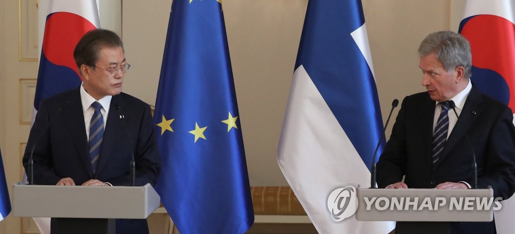 South Korean President Moon Jae-in (L) holds a joint press conference with his Finnish counterpart, Sauli Niinisto, at the presidential palace in Helsinki on June 10, 2019. (Yonhap)