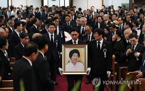 S. Koreans bid farewell to ex-first lady Lee Hee-ho