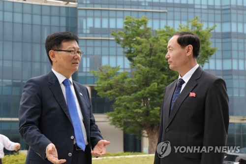 Vice minister to visit liaison office, no weekly meeting planned